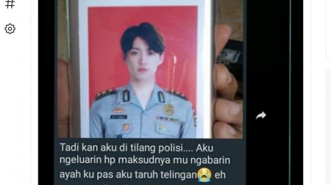 Anggota boyband Korea jadi penghias cover smartphone dikira potret polisi [Twitter: @subtanyarl].