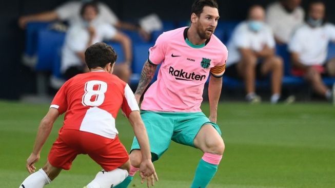 Penyerang Barcelona Lionel Messi (kanan) berusaha melewati gelandang Girona Jairo Izquierdo (kiri) pada pertandingan persahabatan yang dimainkan di Stadion Johan Crujff, di Sant Joan Despi, dekat Barcelona, Rabu (16/9/2020). (ANTARA/AFP/JOSEP LAGO)