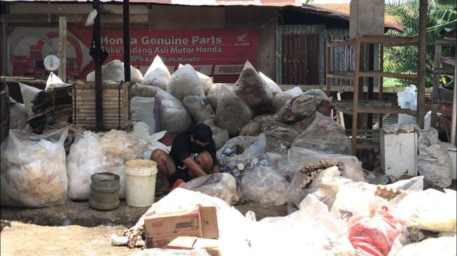 Satu gelas kopi di Warkop Mitra 3R, cukup dibayar sampah