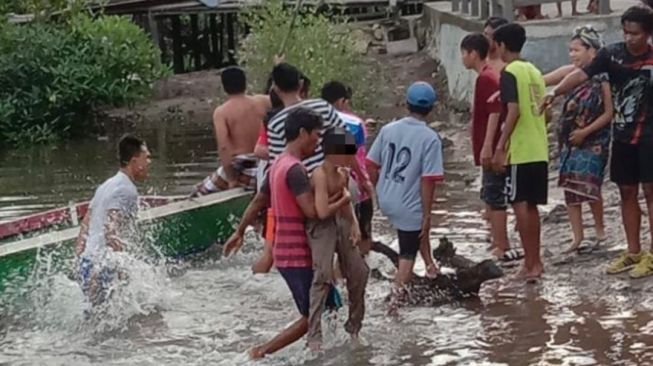 Pemberani! Bocah SMP di Bontang Bertarung dengan Buaya