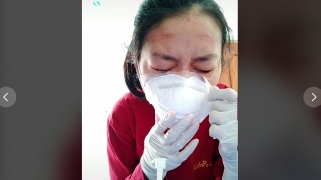 Terenyuh! Viral Video Perawat Kesakitan saat Lepas Perekat Masker