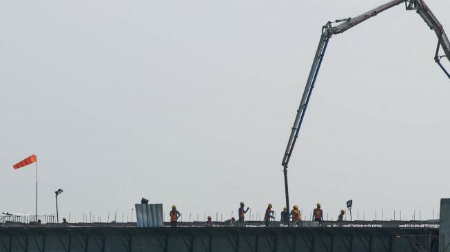 Pekerja menyelesaikan pembangunan proyek Tol Serang-Panimbang di Desa Bojongleles, Lebak, Banten, Rabu (16/9/2020).  [ANTARA FOTO/Muhammad Bagus Khoirunas]