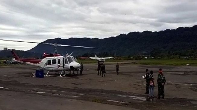 Aparat Gabungan Buru Pembakar Helikopter Rusak di Bandara Ilaga Papua