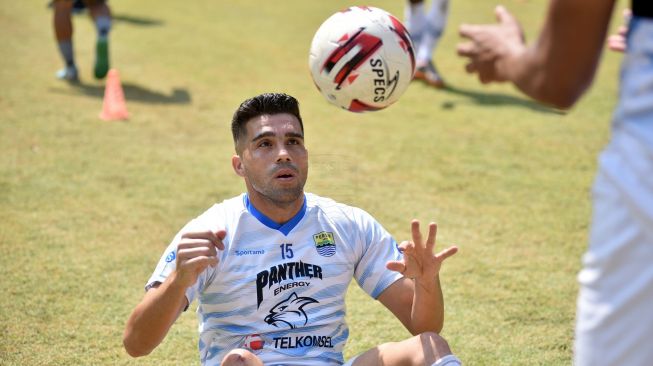 Bek tengah Persib Bandung Fabiano Beltrame menjalani latihan di stadion GBLA, Bandung, Kamis (17/9/2020). [Dok. Persib]