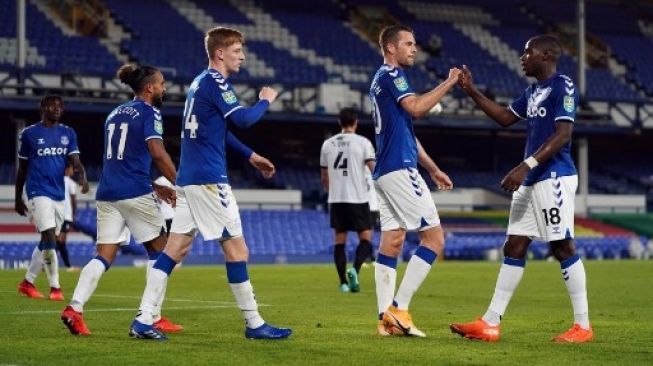 Gelandang Everton Gylfi Sigurdsson (kedua kanan) merayakan golnya bersama rekan setimnya ke gawang Salford City dalam laga Piala Liga Inggris di Goodison Park. Jon Super / POOL / AFP
