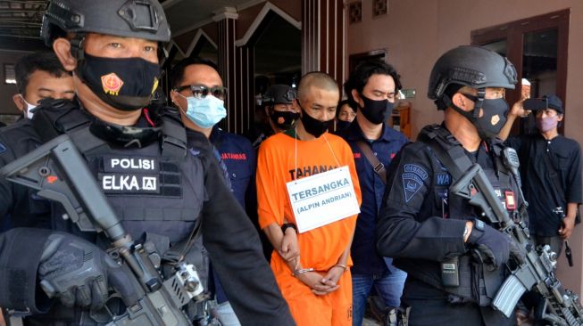 Tersangka Alpin Adrian dikawal petugas saat akan menuju lokasi reka ulang kasus penikaman terhadap Syekh Ali Jaber di Masjid Falahudin Bandar Lampung, Lampung , Kamis (17/9/2020). [ANTARA FOTO/Ardiansyah]