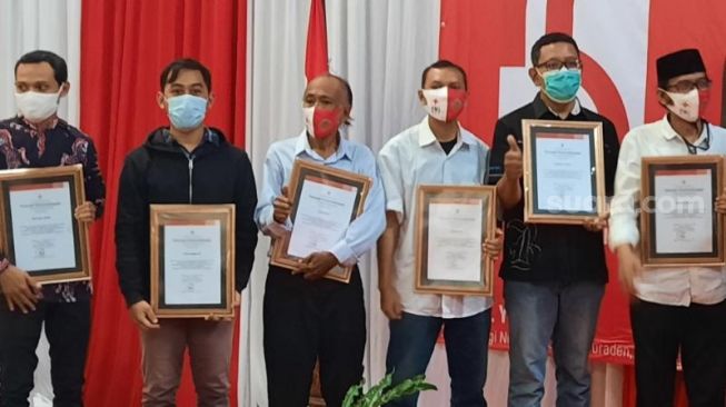 Sejumlah pimpinan dan perwakilan media cetak, media elektronik, televisi, dan radio di DIY menerima penghargaan Mitra Media dari PMI di Kantor PMI DIY, Banyuraden, Gamping, Sleman, Kamis (17/9/2020). - (SuaraJogja.id/Muhammad Ilham Baktora)