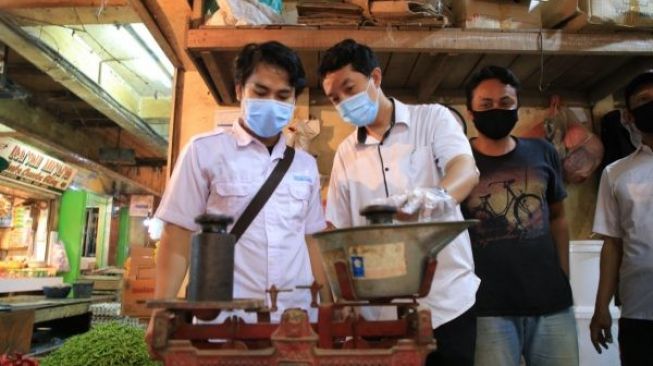 Pastikan Timbangan Akurat, UPT Metrologi Uji Tera Pedagang Pasar Anyar