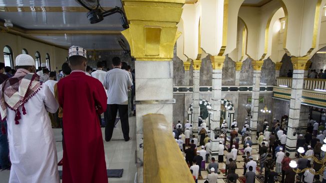 Umat Islam melaksanakan shalat Jumat di salah satu Masjid di kawasan Pancoran, Jakarta, Jumat (18/9/2020).  [ANTARA FOTO/Dhemas Reviyanto]