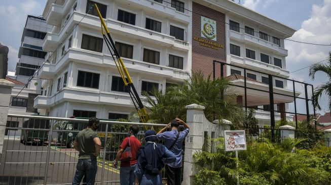 Warga melintas di depan Kantor Kejaksaan Negeri (Kejari) Jakarta Pusat yang tutup sementara di Jakarta, Jumat (18/9/2020). [ANTARA FOTO/Galih Pradipta]