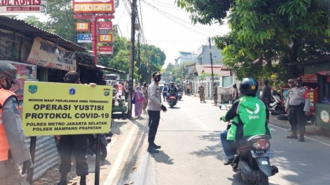 Operasi Yustisi, Pelanggar PSBB di Mampang Prapatan Sapu Jalanan Sejam