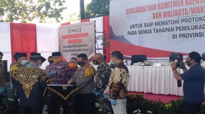 23 Bapaslon Pilkada NTB Teken Deklarasi