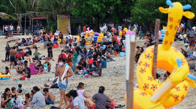 Wisatawan membludak saat liburan Hari Raya Galungan di Pantai Sanur, Denpasar, Bali, Kamis (17/9/2020).  [ANTARA FOTO/Nyoman Hendra Wibowo]