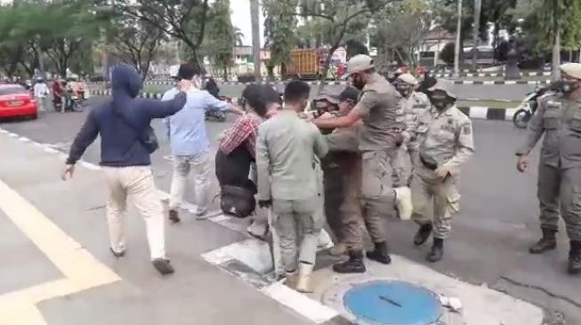 Oknum Anggotanya Lesakkan Tendangan Kungfu ke Mahasiswa, Kasatpol PP: Maaf!