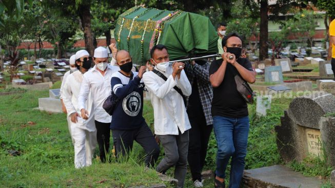 Jenazah almarhuman Mimi Mariani, Ibu dari Aktor Indra Bruggman tiba di TPU Menteng Pulo I, Jakarta Selatan, Jumat (18/9). [Suara.com/Alfian Winanto]