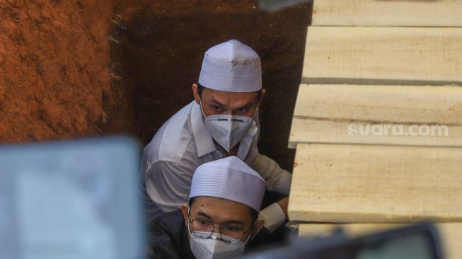 Indra Bruggman Antar Jenazah Ibunda hingga ke Liang Lahad