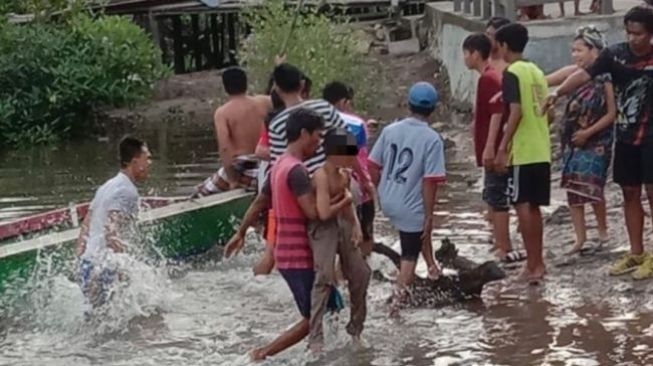 Remaja tanggung asal Bontang, Kaltim, AN dilarikan ke RS setelah berhasil melepaskan diri dari gigitan buaya. 