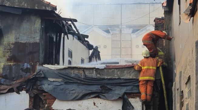 Api Berkobar Bakar 30 Rumah di Senen karena Angin Kencang, Jalanan Macet