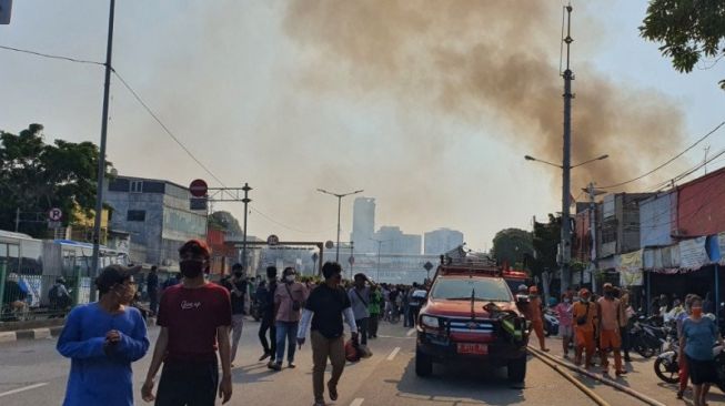 30 Rumah di Senen Kebakaran, Jalan ke Cempaka Mas Ditutup, Macet Parah