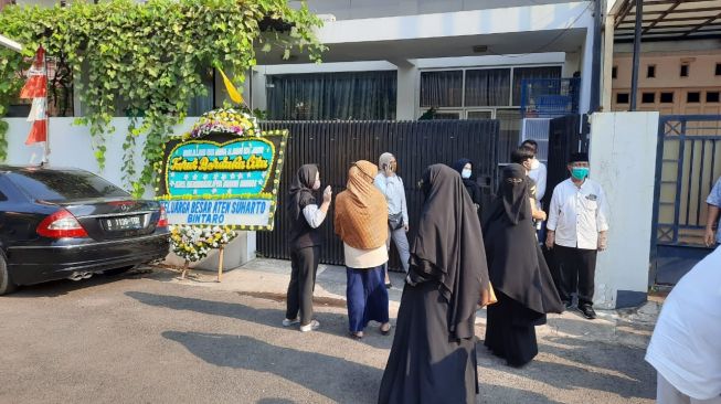 Suasana rumah duka ibunda Indra Bruggman di kawasan Tebet, Jakarta Selatan, Jumat (18/9/2020). [Ismail/Suara.com]