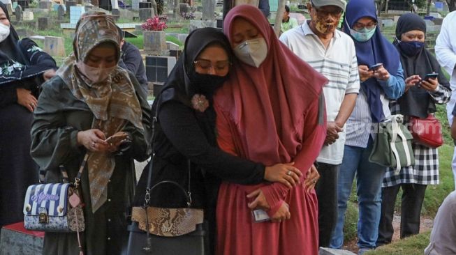 Haru keluarga Indra Bruggman warnai pemakaman sang Ibu di TPU Menteng Pulo I, Jakarta Selatan, Jumat (18/9). [Suara.com/Alfian Winanto]