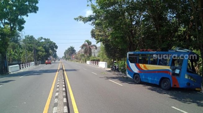 Sebuah minibus terlibat kecelakaan tunggal hingga menabrak pohon di Jalan Magelang KM 15, Pedukuhan Murangan, Kalurahan Triharjo, Kapanewon Sleman, Kabupaten Sleman, Jumat (18/9/2020). - (SuaraJogja.id/Muhammad Ilham Baktora)