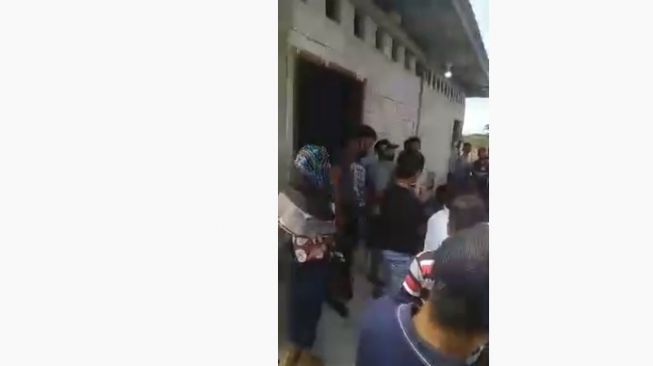 Sebuah ibadah kebaktian di Kabupaten Bekasi digeruduk massa. Ibadah kebaktian itu digelar di Perumahan Kota Serang Baru, Kecamatan Cibarusah, Kabupaten Bekasi. (ist)