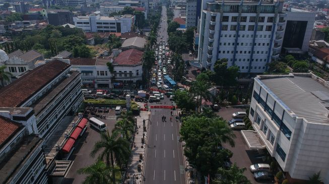 Foto udara suasana penutupan jalan Asia Afrika, Bandung, Jawa Barat, Jumat (18/9/2020).  [ANTARA FOTO/Raisan Al Farisi]