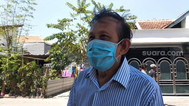 Uncle Rinaldi, a mutilation victim in Kalibata city, Hutabarat, was greeted by reporters at the funeral home in Nologaten Village, Caturtungal Village, Kapanewon Depok, Sleman Regency, on Friday (9/18/2020).  - (SuaraJogja.id/Muhammad Ilham Baktora)