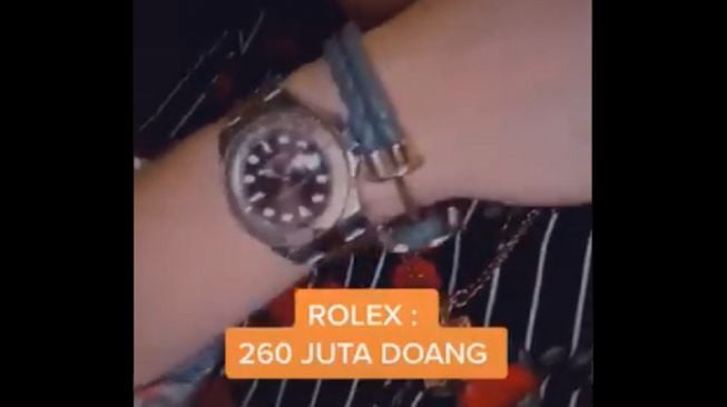 Merendah untuk Meroket! Harga Outfit 'Sederhana' Pria Ini Bikin Melongo