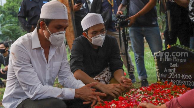 Aktor Indra Bruggman berdoa di atas pusara sang Ibu di TPU Menteng Pulo I, Jakarta Selatan, Jumat (18/9). [Suara.com/Alfian Winanto]