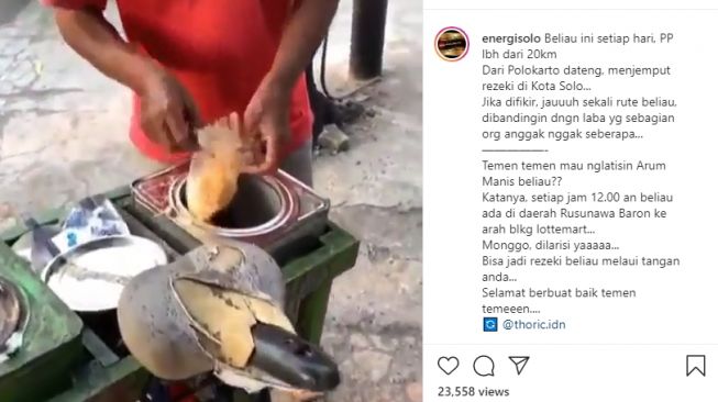 Pedagang arum manis menyajikan dagangannya dalam plastik. - (Instagram/@energisolo)