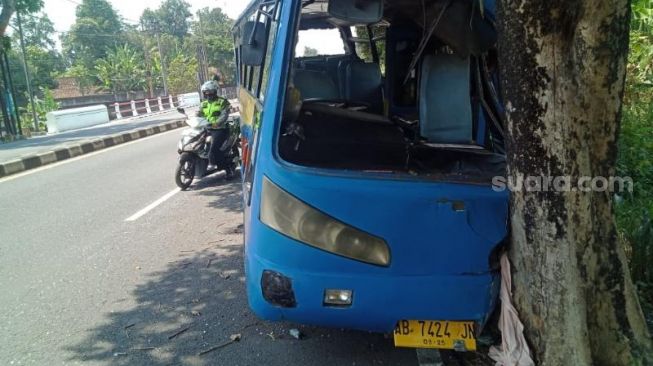 Ban Lepas, Bus Giyono Oleng hingga Tabrak Pohon di Jalan Magelang Sleman