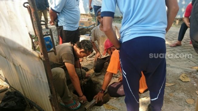 Sejumlah petugas Lapas Klas 1 Tangerang tengah menyelidiki kasus napi kabur melalui gorong-gorong, Jumat (18/9/2020). [Suara.com/Irfan Maulana]
