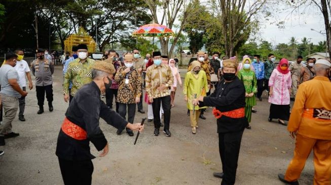 Tiba di Gorontalo, Menteri Desa PDTT Disambut Adat Mopotilolo