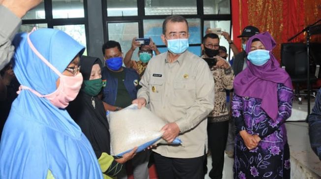 Wagub Sumbar Serahkan Bantuan APD dan Masker untuk Warga Talamau