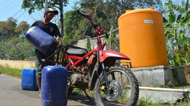 Warga mengambil air bersih di sumur program penyediaan air minum dan sanitasi berbasis masyarakat (Pamsimas), di Dusun Wonorejo, Desa Ngrimbi, Kecamatan Bareng, Kabupaten Jombang, Jawa Timur, Sabtu (19/9/2020). [ANTARA FOTO/Syaiful Arif]