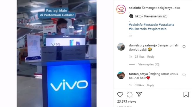 Joko Pramono melihat-lihat ponsel di pameran. - (Instagram/@soloinfo)