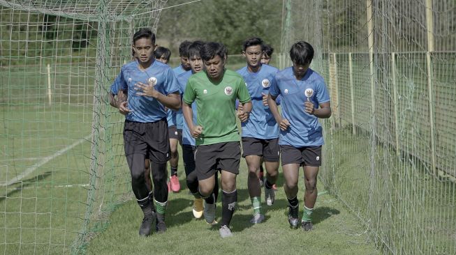 Sejumlah pemain Timnas Indonesia U-19 dan ofisial melakukan pemanasan saat pemusatan latihan di Kroasia, Jumat (18/9/2020). [ANTARA FOTO/PSSI]