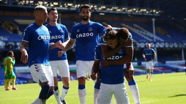 Pemain Everton rayakan gol Dominic Calvert-Lewin ke gawang West Brom dalam pertandingan Liga Premier yang berlangsung di Goodison Park, Sabtu (19/9/2020). [AFP]