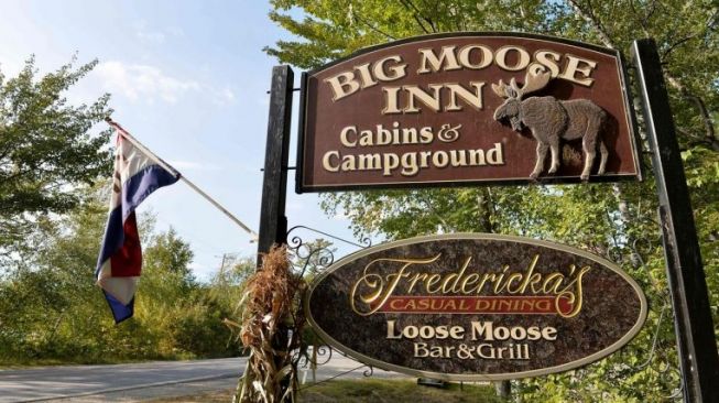 Upacara pernikahan di sebuah gereja diikuti dengan resepsi di Big Moose Inn di Millinocket, Maine. [AFP]