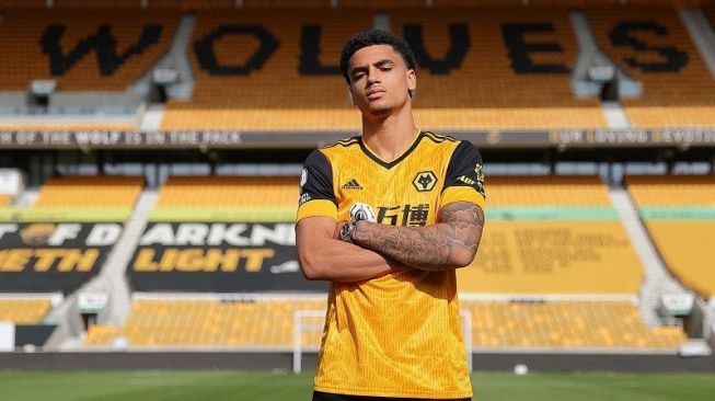 Bek muda Ki-Jana Hoever berpose dengan jersey Wolverhampton setelah dibeli dari Liverpool yang resmi diumumkan Sabtu (19/9/2020). (wolves.co.uk)