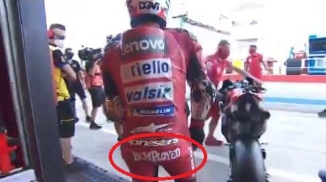 Tulisan Unemployed pada racing suit Andrea Dovizioso (Twitter)