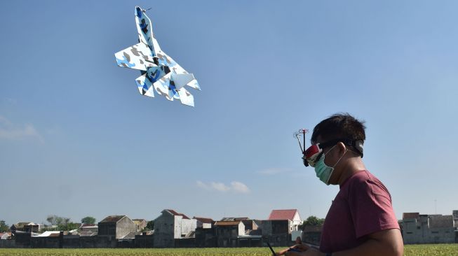 Pilot aeromodelling menerbangkan pesawat aeromodelling, di Kota Madiun, Jawa Timur, Sabtu(19/9/2020).  [ANTARA FOTO/Siswowidodo]