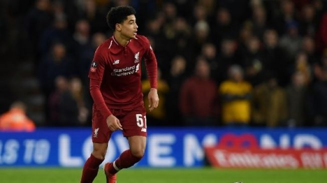 Bek Muda Liverpool Ki-Jana Hoever Resmi Berseragam Wolverhampton