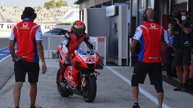 Pebalap tim Pramac Racing Francesco Bagnaia memecahkan rekor putaran di Sirkuit Misano setelah memuncaki sesi latihan ketiga pada Sabtu (19/9/2020). [AFP]