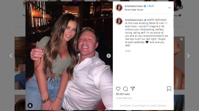 Influencer Brielle Biermann duduk di pangkuan ayah tiri. (Instagram/@briellebiermann)