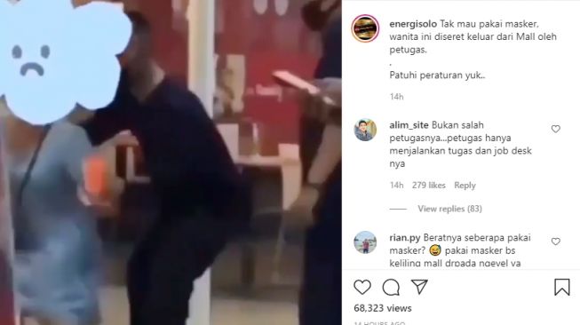 Seorang wanita diseret keluar petugas keamanan mall karena enggak gunakan masker. - (Instagram/@energisolo)