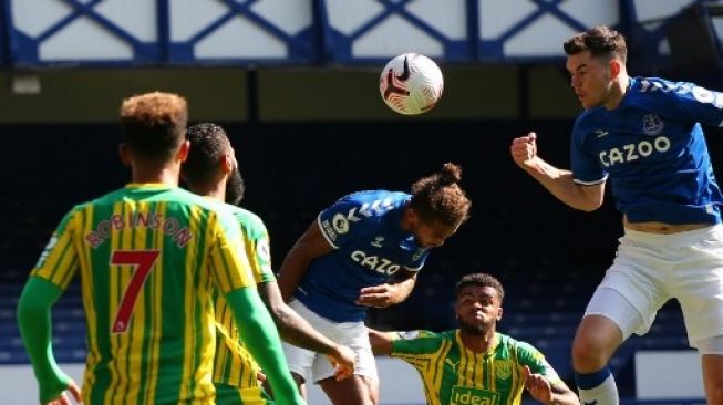 Pemain Everton Dominic Calvert-Lewin menanduk bola ke gawang West Brom dalam pertandingan Liga Premier yang berlangsung di Goodison Park, Sabtu (19/9/2020). [AFP]