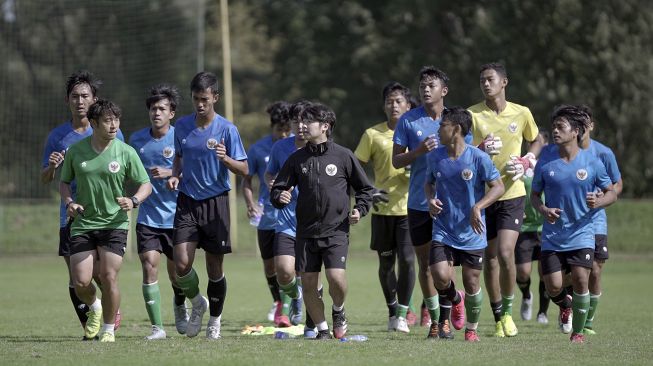 Sejumlah pemain Timnas Indonesia U-19 dan ofisial melakukan pemanasan saat pemusatan latihan di Kroasia, Jumat (18/9/2020). [ANTARA FOTO/PSSI]